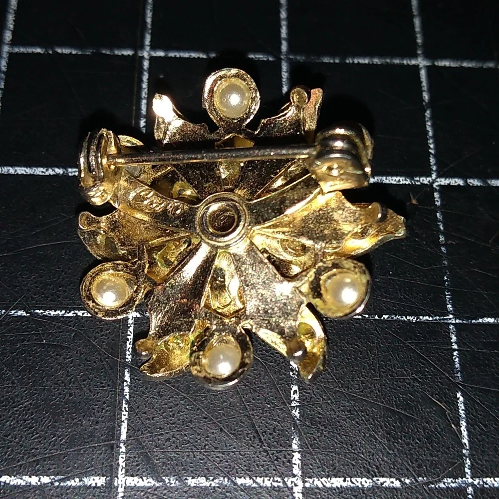 Vintage Coro Flower Brooch, Red & White Rhinestones, Pearls, Gold Toned,… - Picture 6 of 7